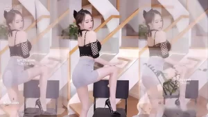 虎牙周童潼丶（话社暖暖）舞蹈福利，包臀裙大长腿热舞