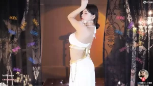 网易cc小恩雅（话社大乔）古风优雅女神舞蹈福利，超仙抹胸装热舞