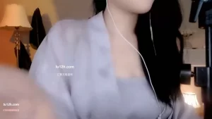 虎牙大伊伊asmr助眠福利，口腔音舔耳手势引导哄睡