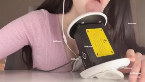 yuuu patreon付费asmr舔耳助眠福利，低胸装女神口腔音喘息