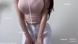yuuu patreron付费asmr助眠福利，手指划过翘臀的触发音