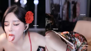 网易cc小恩雅（话社大乔）土豪剧情定制asmr福利：把妈妈弄得好舒服啊