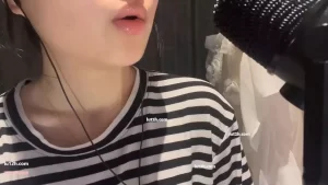 小泡小泡付费asmr涂口红吹气口腔音助眠在线福利，饱满红唇女神哄睡