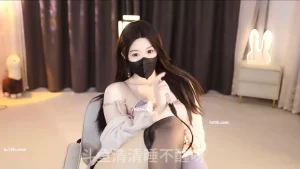 斗鱼清清睡不醒呀超火定制asmr抚摸耳朵助眠，黑丝御姐妩媚哄睡