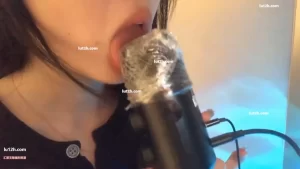 小泡小泡付费asmr舔耳朵在线助眠福利资源，小姐姐含麦克风哄睡