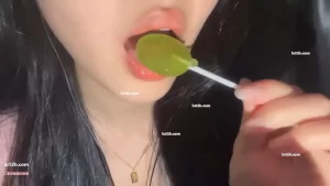 小泡小泡付费爱发电asmr吃棒棒糖哄睡在线福利，晶莹红唇口腔音助眠