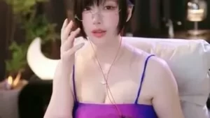 虎牙雨教皇（一色雨）魔法书在线asmr视频，双丝低胸吊带女神妩媚轻语哄睡