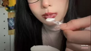 哔哩哔哩晚安yoyo定制asmr舔酸奶助眠,眼镜娘妩媚福利