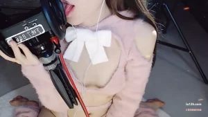 aki秋水粉色毛衣女神的asmr舔耳助眠，轻柔的人声哄睡